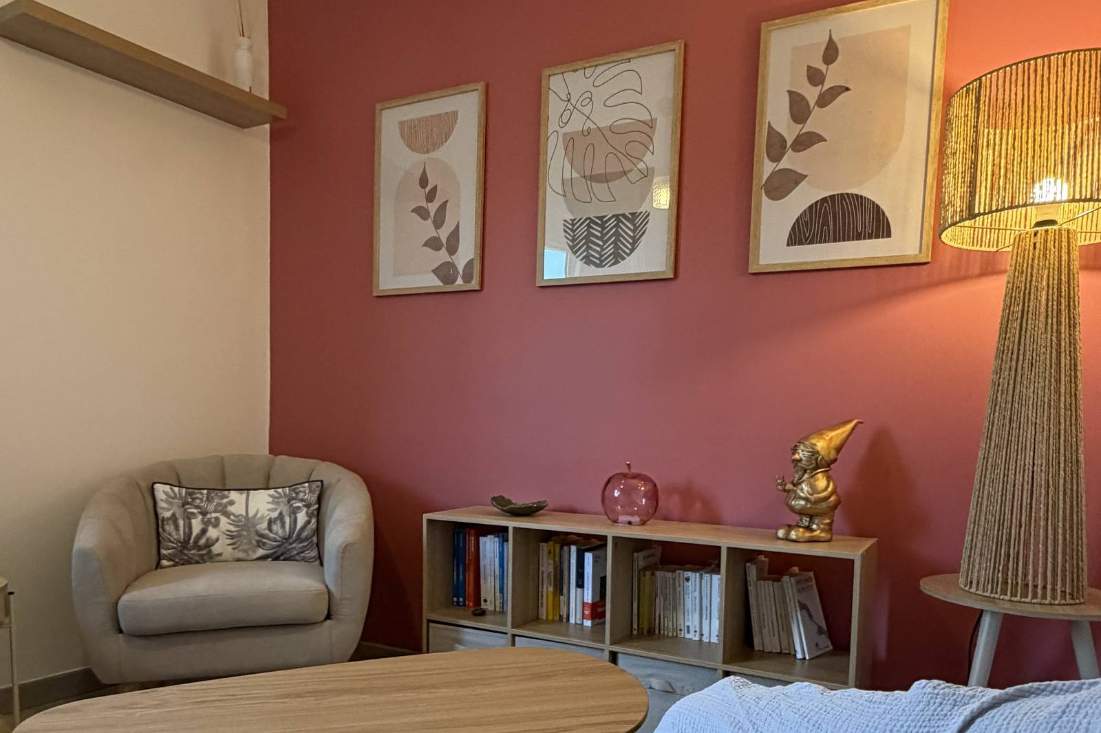 Le cabinet de Marilyne Lebel à Périgny : mur framboise, cadres botaniques et fauteuils
