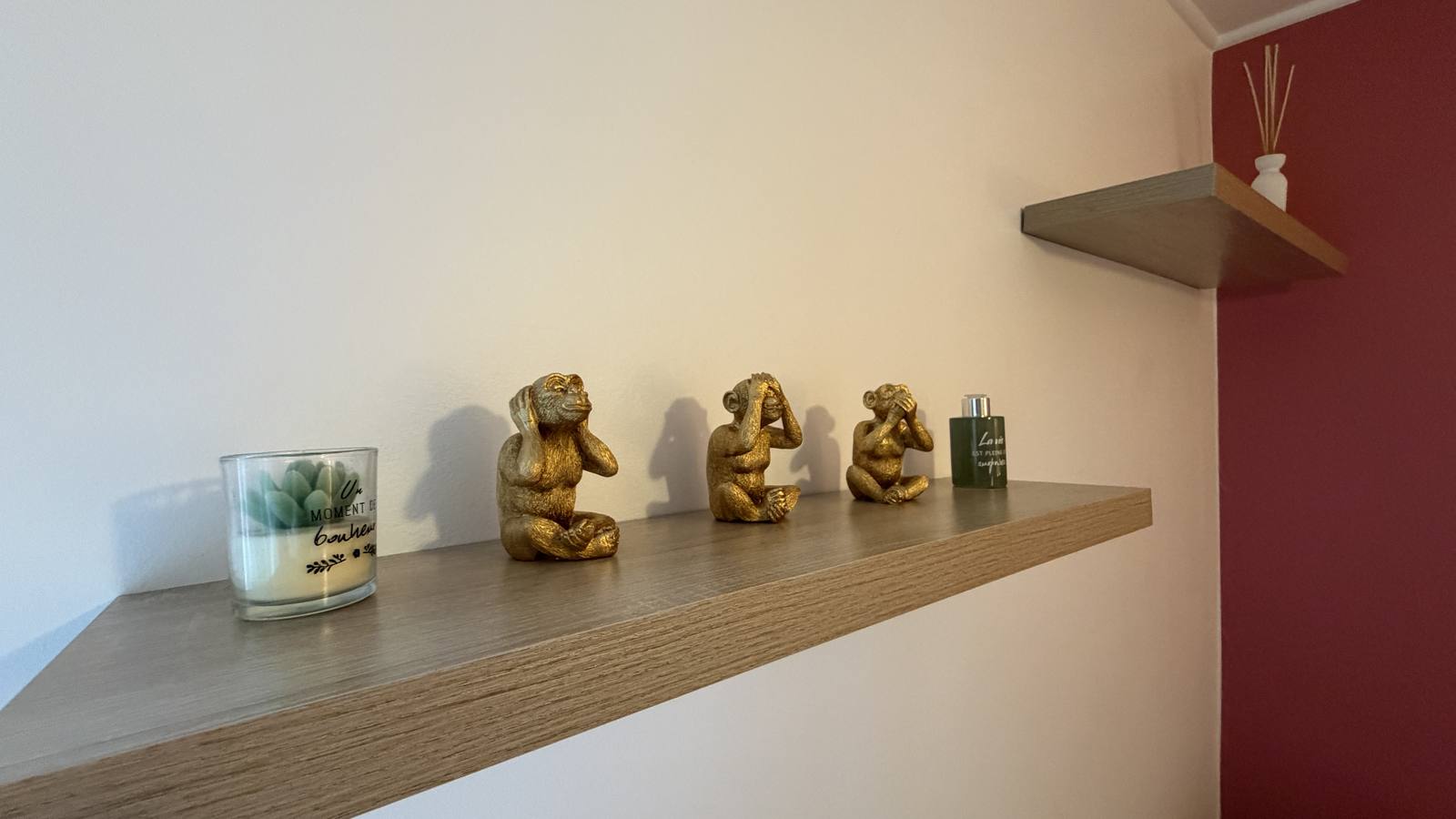 Les trois singes de la sagesse sur une étagère du cabinet